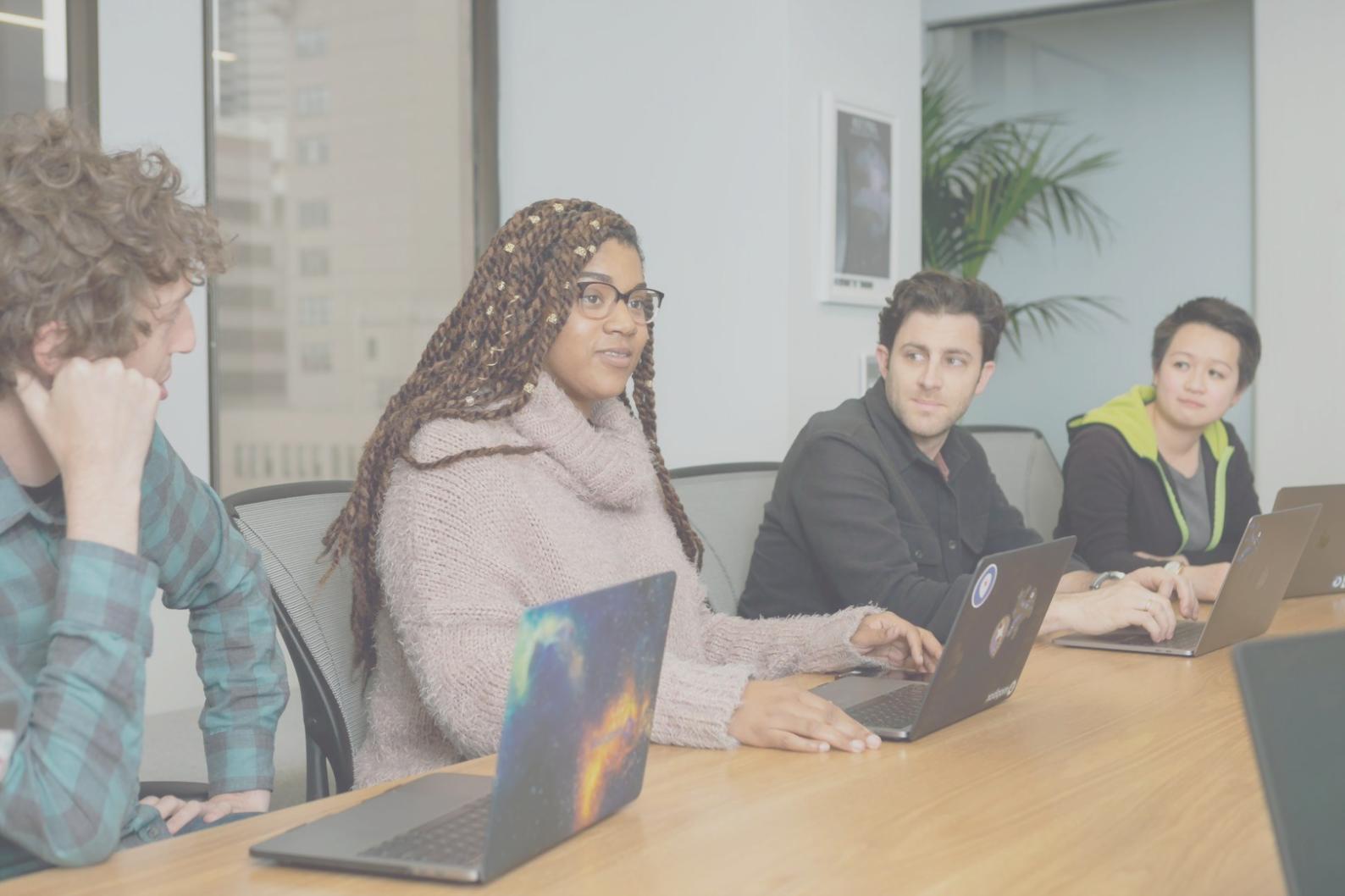 Environnement de travail collaboratif moderne avec équipe d'experts